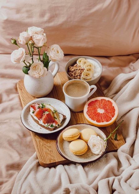 Morgenkaffee auf Tablett mit Sandwich und Grapefruit