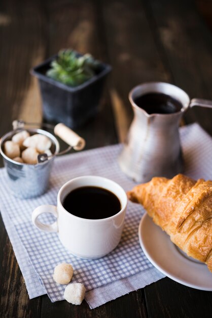 Morgenkaffee Frühstück und Croissant