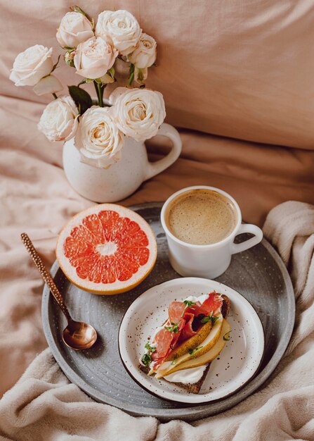 Morgenkaffee mit Grapefruit und Sandwich