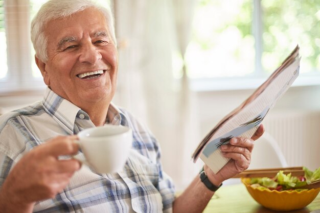 Morgenkaffee und Zeitung sind eine tolle Entspannung