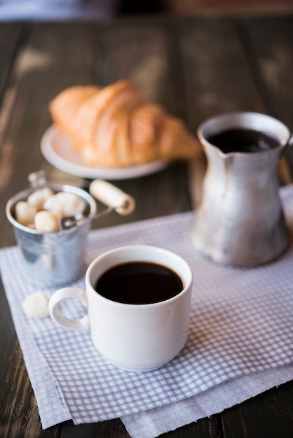 Morgenkaffeefrühstück und -hörnchen der hohen Ansicht
