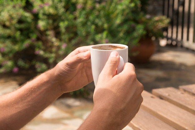 Morgenkaffeetasse auf Holzbrett