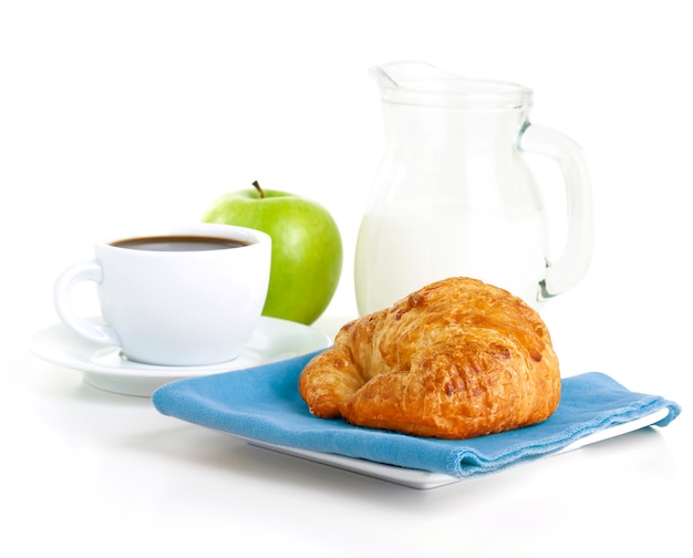 Morgenschnabel mit kaffee, milch, croissant und grünem apfel lokalisiert auf weiß