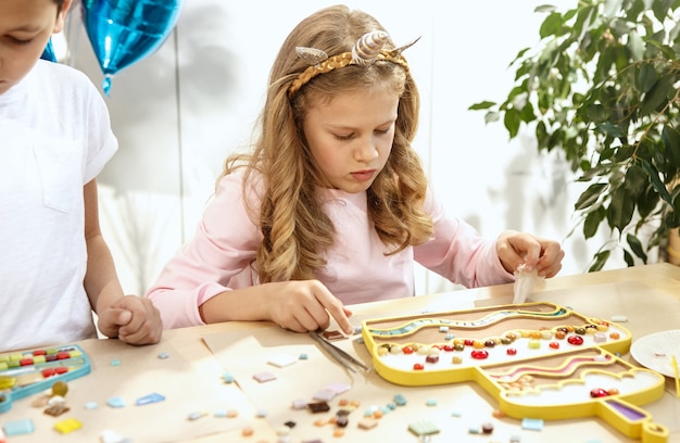 Mosaik-Puzzle-Kunst für Kinder, kreatives Spiel der Kinder.