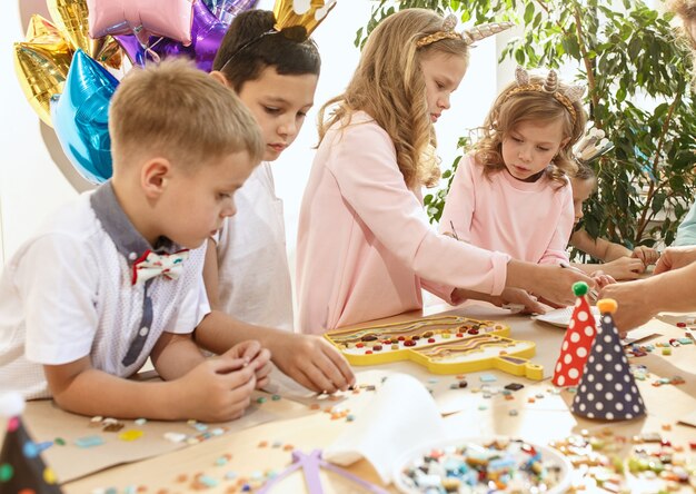 Mosaik-Puzzle-Kunst für Kinder, kreatives Spiel der Kinder.