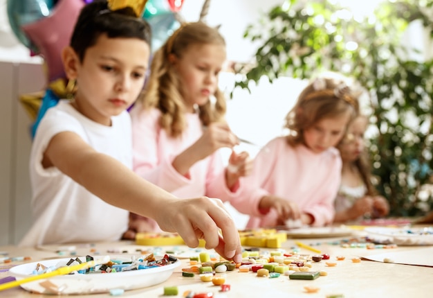 Mosaik-Puzzle-Kunst für Kinder, kreatives Spiel der Kinder.