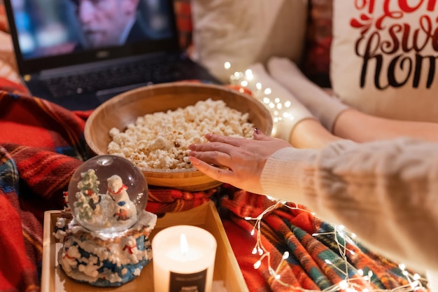 Moskau 29.11.2021. weibliche hand essen popcorn-essen und genießen sie das entspannen beim anschauen des films 