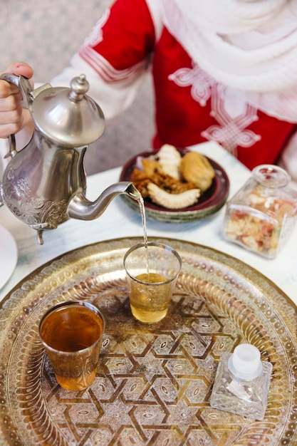 Moslemische Frau, die Tee trinkt