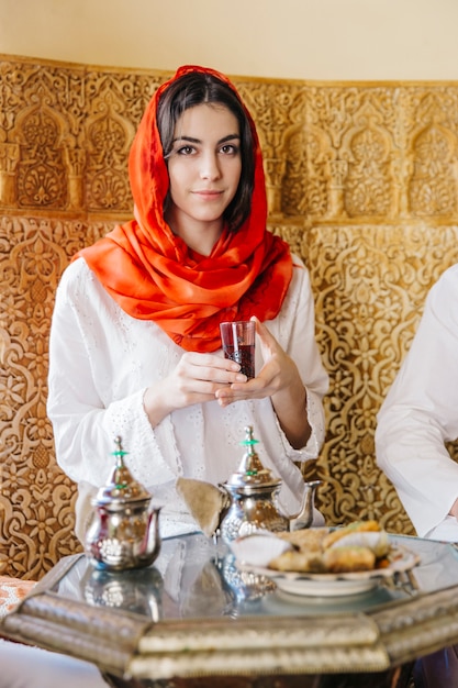 Kostenloses Foto moslemische frau im arabischen restaurant