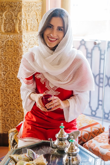 Moslemische Frau im arabischen Restaurant