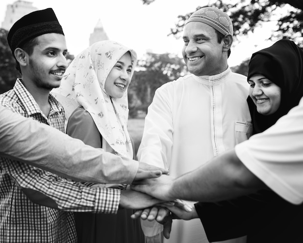 Kostenloses Foto moslemische freundesgruppe, die hände stapelt