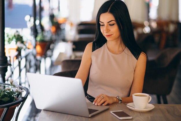 Moslemische Geschäftsfrau, die an Computer arbeitet