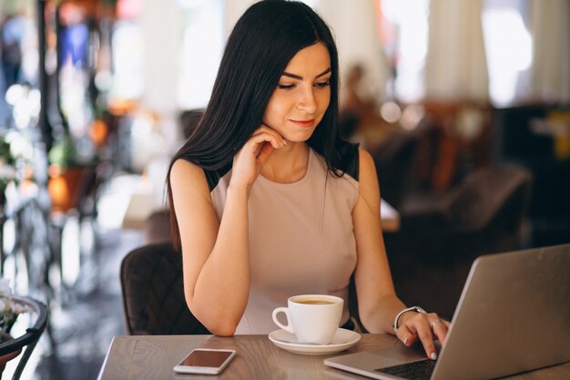 Moslemische Geschäftsfrau, die an Computer arbeitet