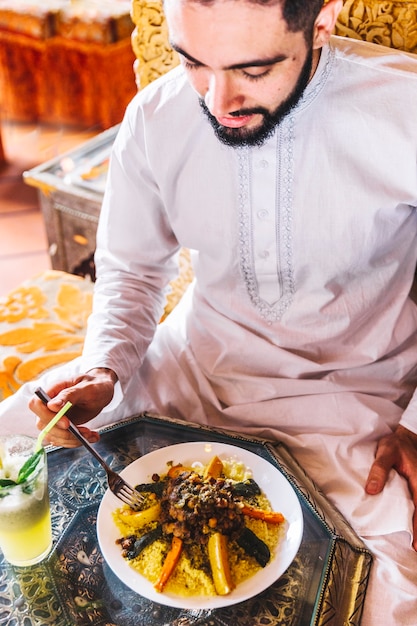 Moslemischer Mann, der im Restaurant sitzt