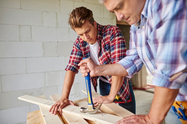 Motivierter Schreiner mit Hammer im Hauptplan