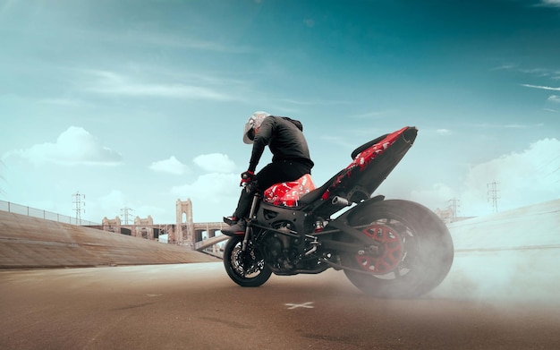 Kostenloses Foto motorradfahrer macht einen stunt auf seinem motorrad biker macht einen schwierigen und gefährlichen stunt