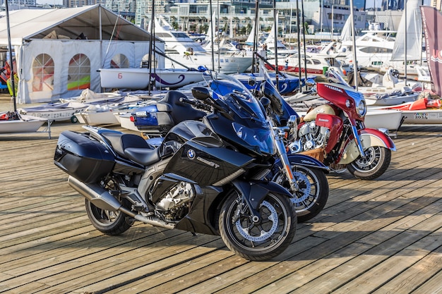 Kostenloses Foto motorräder in einem pier