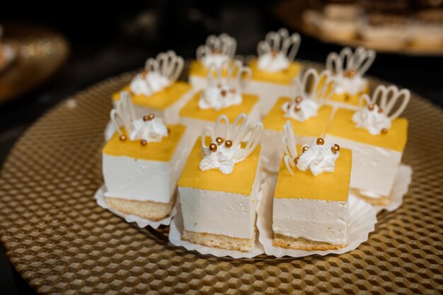 Mousse Portionsdesserts mit gelber Oberseite sind auf dem Tisch