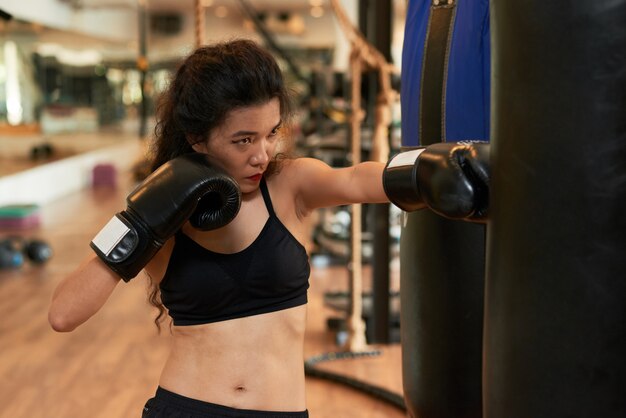 Muay thailändisches weibliches Boxertraining mit lochendem Ball