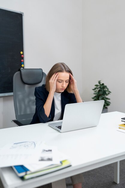 Müde Frau des mittleren Schusses bei der Arbeit