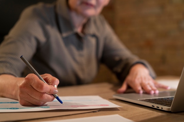 Müde Frau, die für eine Frist zu spät arbeitet