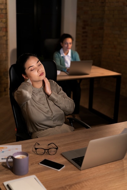 Müde Leute im Büro, die spät arbeiten