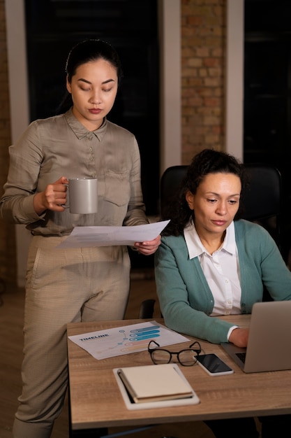 Müde Leute im Büro, die spät arbeiten