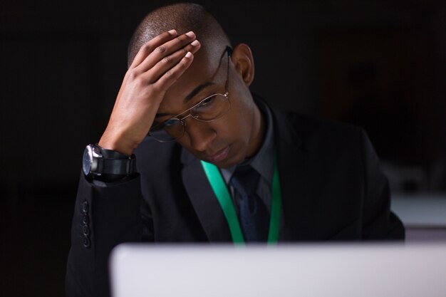 Müder Manager, der spät im Büro nachts arbeitet