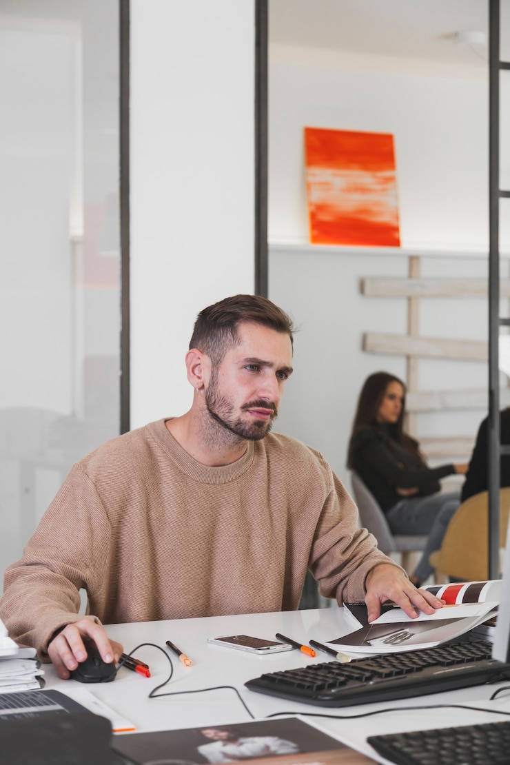 Kostenlose Foto müder mann, der im büro arbeitet