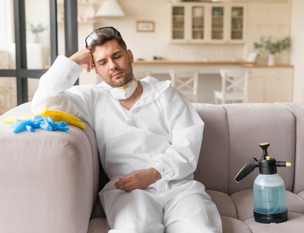 Kostenloses Foto müder mann sitzt auf der couch