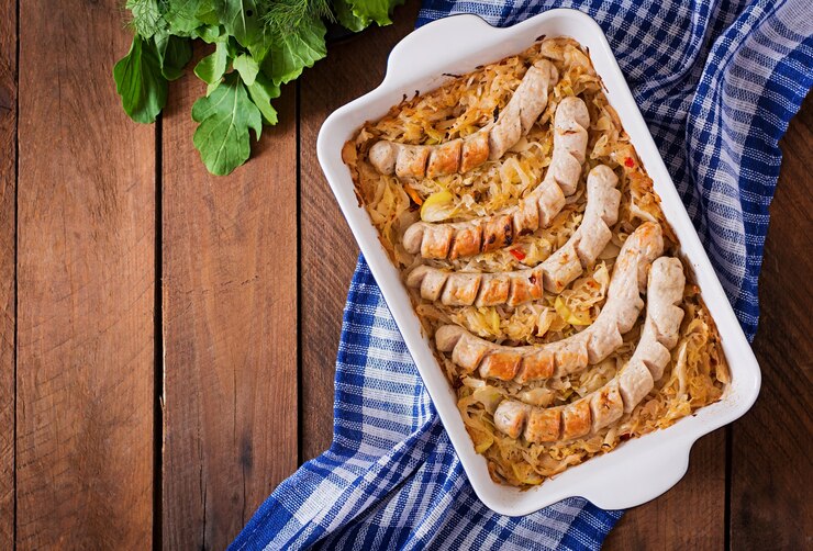 Kostenlose Foto münchner würstchen mit gebratenem kohl