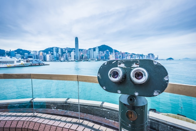 Münzbetriebenes Teleskop im Hafen von Hongkong, China.
