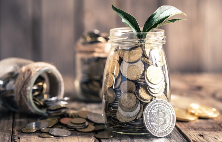 Kostenlose Foto münze bitcoin und ein glas mit münzen