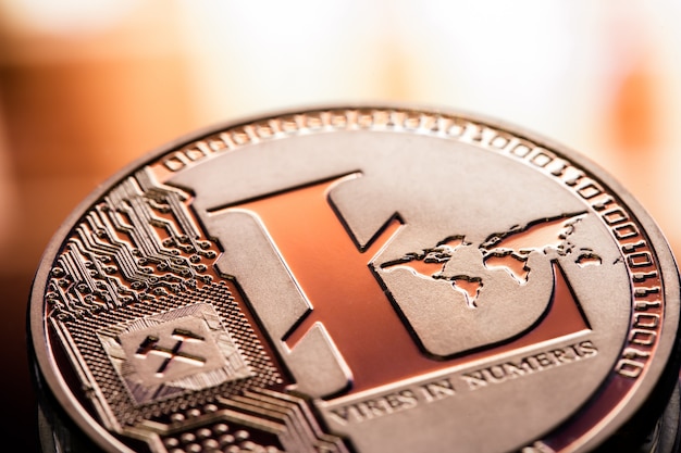 Münze litecoin Nahaufnahme auf einem schönen Hintergrund. digitales Kryptowährungs- und Zahlungssystem.