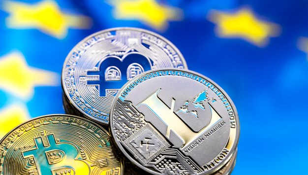 Münzen Bitcoin und Litecoin vor dem Hintergrund Europas. Konzept des virtuellen Geldes