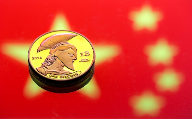 Münzen Bitcoin, vor dem Hintergrund der chinesischen Flagge