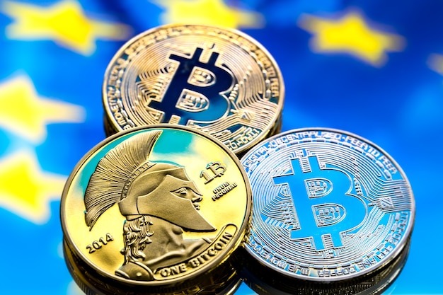 Münzen Bitcoin, vor dem Hintergrund Europas und der europäischen Flagge
