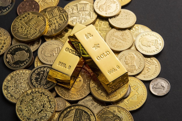 Münzen und Goldbarren verstreut auf einem Tisch