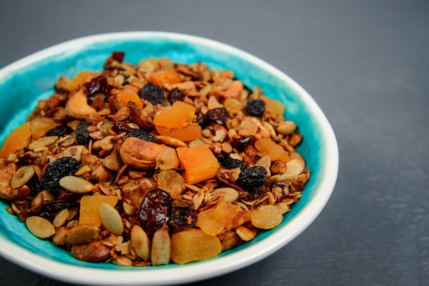 Müsli in Platte über grauer Oberfläche. Nahansicht.