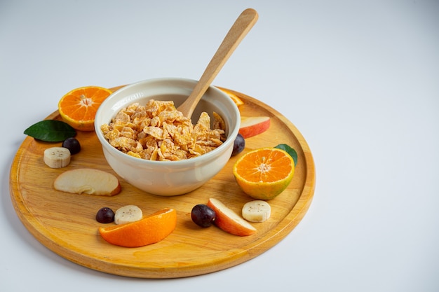 Müsli in Schüssel und gemischtes Obst auf Marmorhintergrund