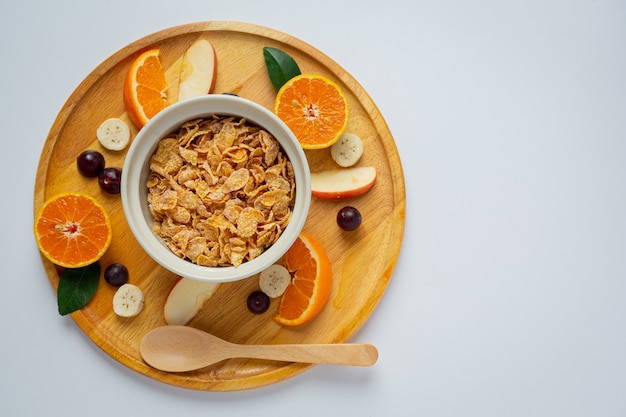 Müsli in Schüssel und gemischtes Obst