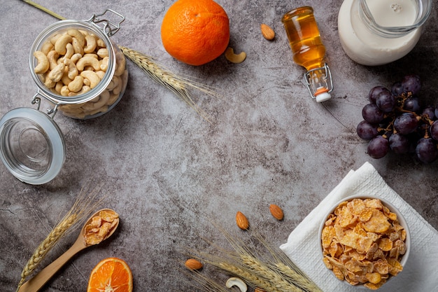 Müsli in schüssel und milch auf dunklem hintergrund