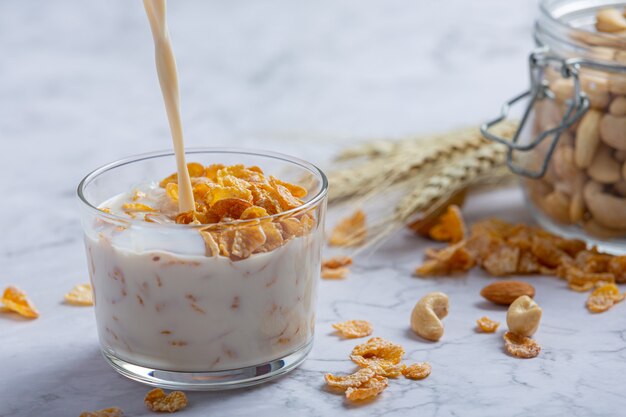 Müsli in Schüssel und Milch auf Marmorhintergrund