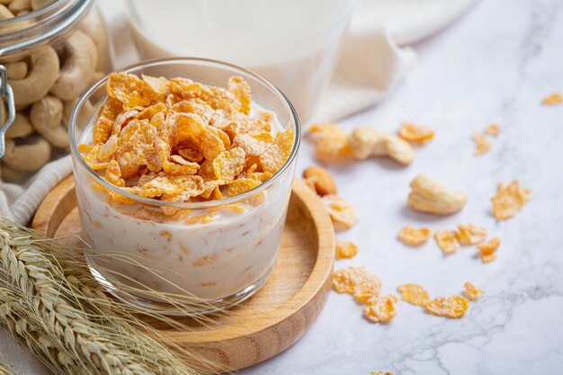 Müsli in Schüssel und Milch auf Marmorhintergrund