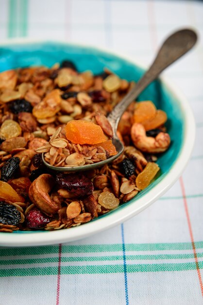 Müsli in Teller. Nahansicht.