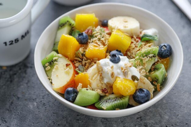 Müsli mit Früchten in Schüssel serviert