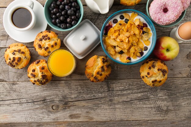 Müsli, Muffins und Saft