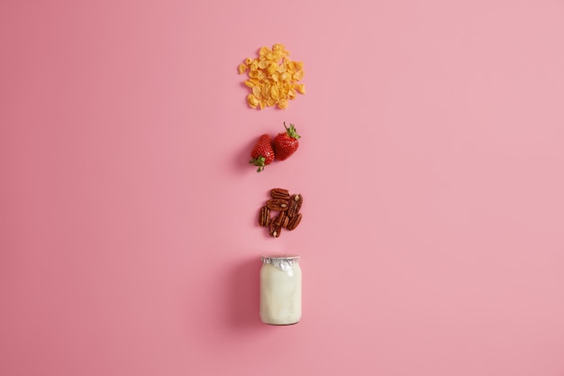 Müsli, reife Erdbeere und Vollkorn als Zutat für Joghurt und die Zubereitung von leckeren Getränken oder Smoothies. Hausgemachter Snack zum Frühstück. Gesunde Bio-Ernährung und Einhaltung des Diätkonzepts