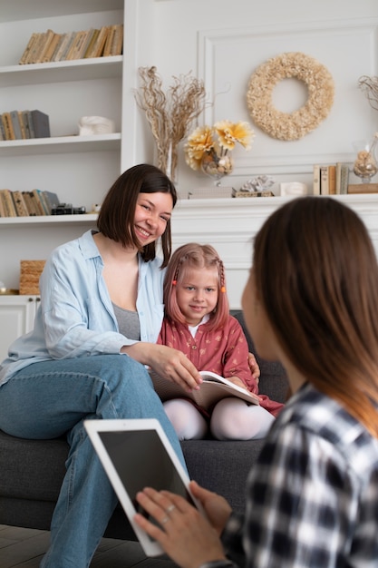 Mütter verbringen Zeit mit ihrer Tochter