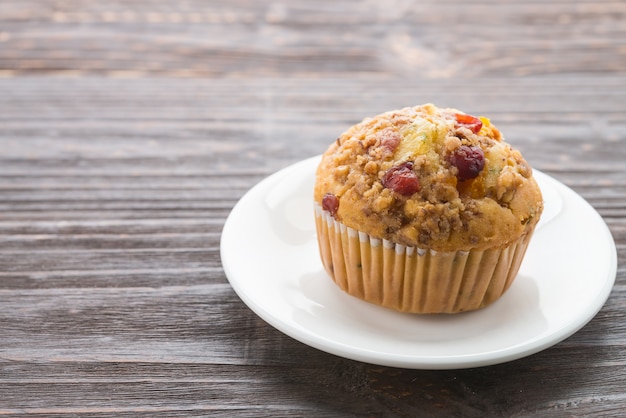 Muffin auf Holztisch